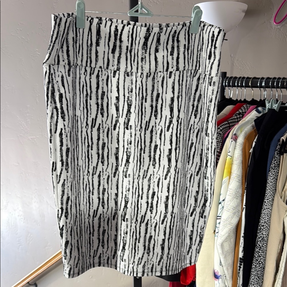 LuLaRoe Black and White Pencil Skirt for Night Out